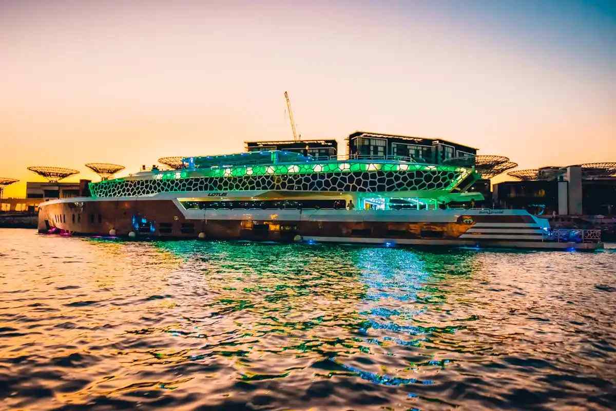 Un'esperienza lussuosa e indimenticabile con Lotus Dubai; un viaggio da sogno sulle acque del Golfo Persico