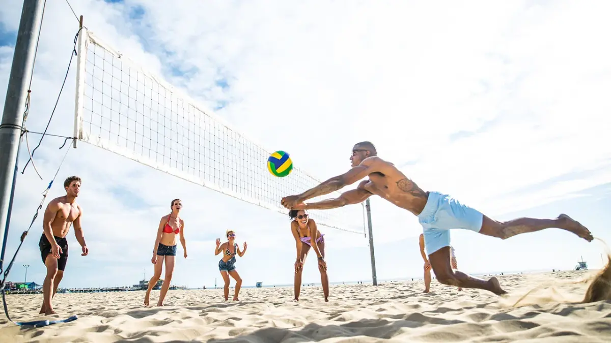 Jeu de volleyball sur la plage de Dubaï