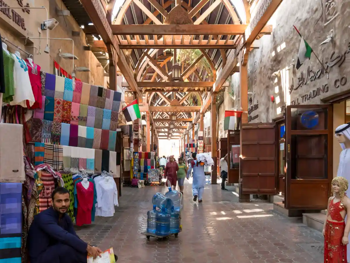 الوصول إلى سوق مينا بالحافلة والمترو