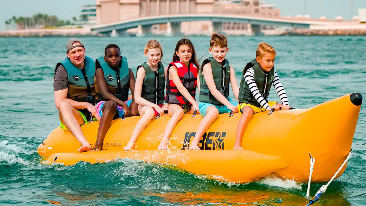 Équipement et sécurité des participants avant le début du ski nautique à Dubaï