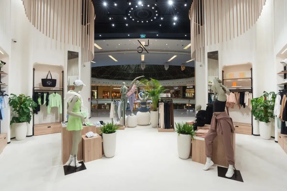 Marina Mall: Shopping by the pier
