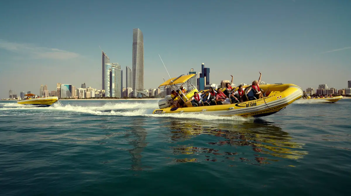Percorsi diversi della barca gialla a Dubai