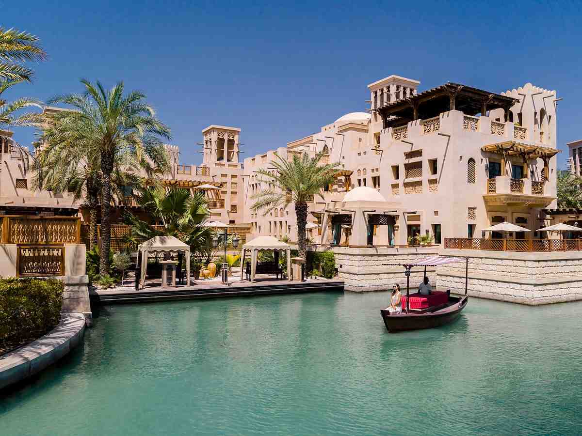 مدینہ الجمیرا کی نہروں میں کشتی سواری